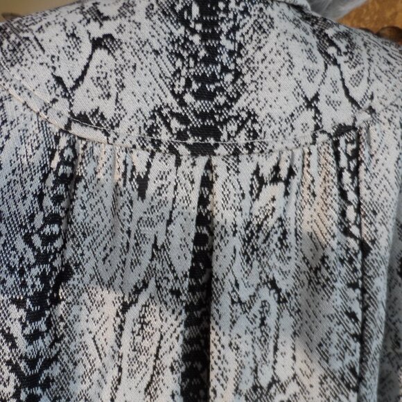 St. John Collection Black & White Python Print Santana Knit Swing Coat Size 4 - Picture 13 of 16